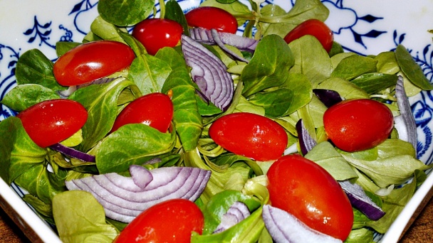 Šalát z valeriánky s mozarellou, cherry paradajkami a cibuľou (fotorecept) - obrázok 8