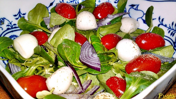 Šalát z valeriánky s mozarellou, cherry paradajkami a cibuľou (fotorecept) - obrázok 11