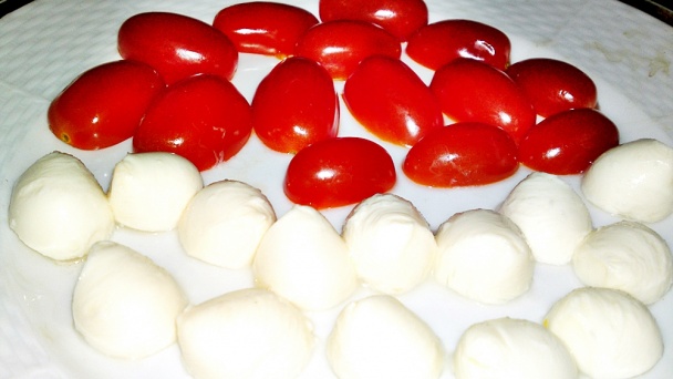 Pizza s mozarellou a datlovými paradajkami (fotorecept) - obrázok 2