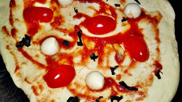 Pizza s mozarellou a datlovými paradajkami (fotorecept) - obrázok 6