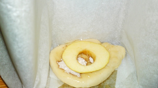 Jablkový prsteňový kysnutý koláč (fotorecept) - obrázok 6