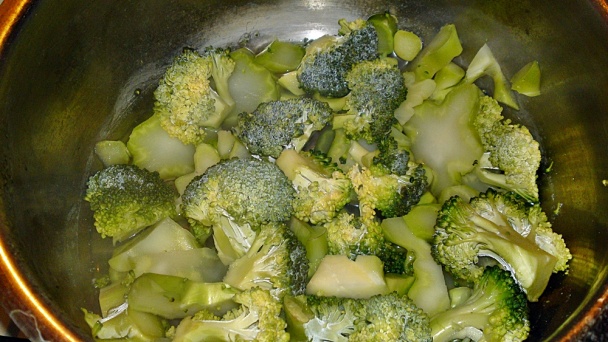 Veľkonočná brokolicová omáčka s volským okom (fotorecept) - obrázok 3