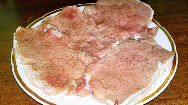 Zapekané bravčové rezne v zemiakoch s kyslou smotanou (fotorecept) - obrázok 2