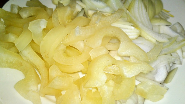 Zapekané bravčové rezne v zemiakoch s kyslou smotanou (fotorecept) - obrázok 4