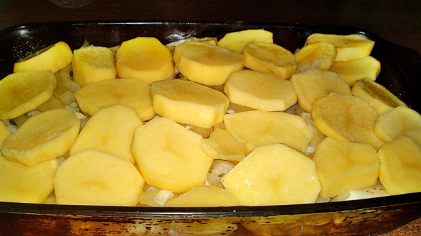 Zapekané bravčové rezne v zemiakoch s kyslou smotanou (fotorecept) - obrázok 9