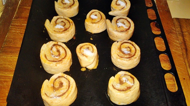 Škandinávske sladké pečivo - Kanelbullar (fotorecept) - obrázok 9