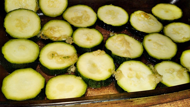 Zapekané cuketové kolieska so syrom a s čiapočkou z paradajky (fotorecept) - obrázok 5