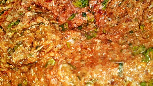 Jahňacie guľky so syrovou čiapočkou v paradajkovej omáčke s cuketou (fotorecept) - obrázok 3