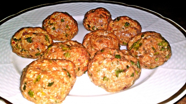 Jahňacie guľky so syrovou čiapočkou v paradajkovej omáčke s cuketou (fotorecept) - obrázok 4