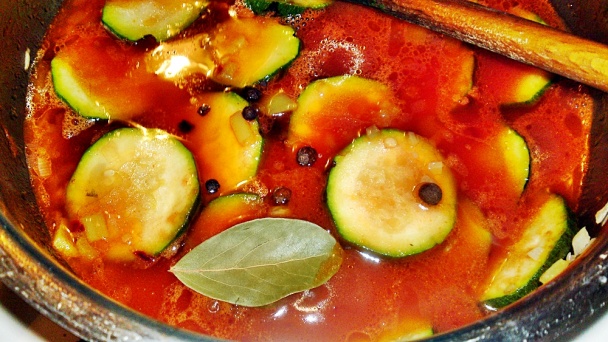 Jahňacie guľky so syrovou čiapočkou v paradajkovej omáčke s cuketou (fotorecept) - obrázok 7