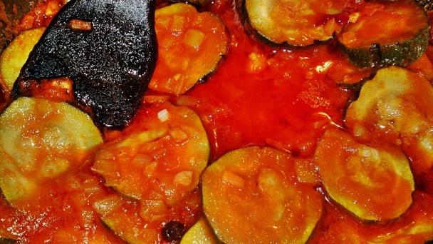 Jahňacie guľky so syrovou čiapočkou v paradajkovej omáčke s cuketou (fotorecept) - obrázok 8