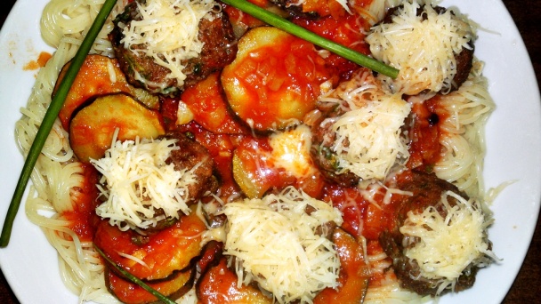 Jahňacie guľky so syrovou čiapočkou v paradajkovej omáčke s cuketou (fotorecept) - obrázok 11