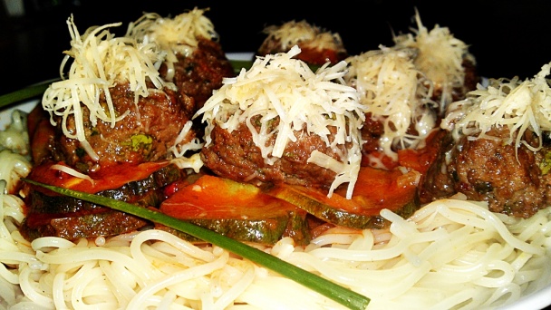 Jahňacie guľky so syrovou čiapočkou v paradajkovej omáčke s cuketou (fotorecept) - obrázok 12