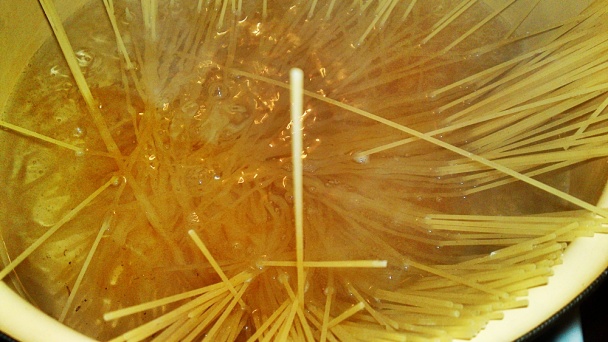 Spaghetti s rukolou, hubami, paradajkami a parmezánom (fotorecept) - obrázok 3