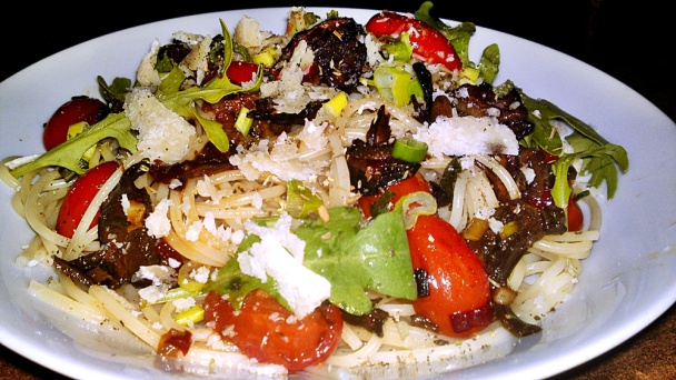 Spaghetti s rukolou, hubami, paradajkami a parmezánom (fotorecept) - obrázok 11