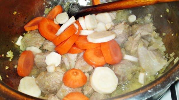 Bravčové pliecko na smotane so zeleninou a hubami (fotorecept) - obrázok 7