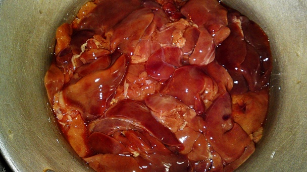 Oprážaná kuracia pečeň na cesnaku (fotorecept) - obrázok 1