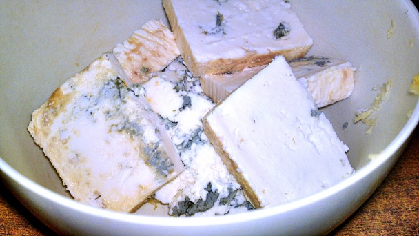 Jablkovo-hruškový šalát s jogurtovo-nivovým krémom a špenátom (fotorecept) - obrázok 2