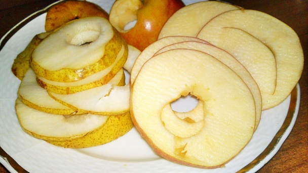 Jablkovo-hruškový šalát s jogurtovo-nivovým krémom a špenátom (fotorecept) - obrázok 8