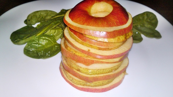 Jablkovo-hruškový šalát s jogurtovo-nivovým krémom a špenátom (fotorecept) - obrázok 9