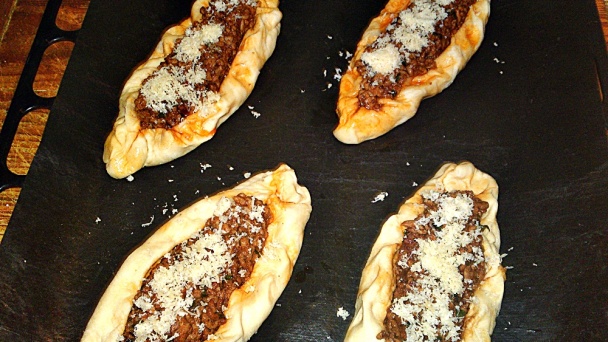 Pide s náplňou z mletého jahňacieho mäsa (fotorecept) - obrázok 7