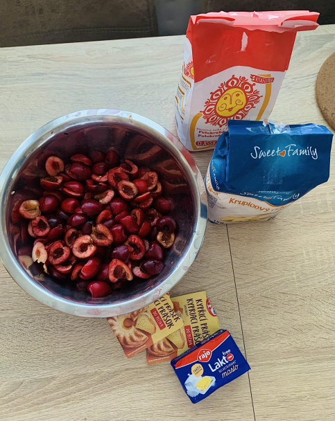 Jednoduchý čerešňový koláč s posýpkou (fotorecept) - obrázok 1