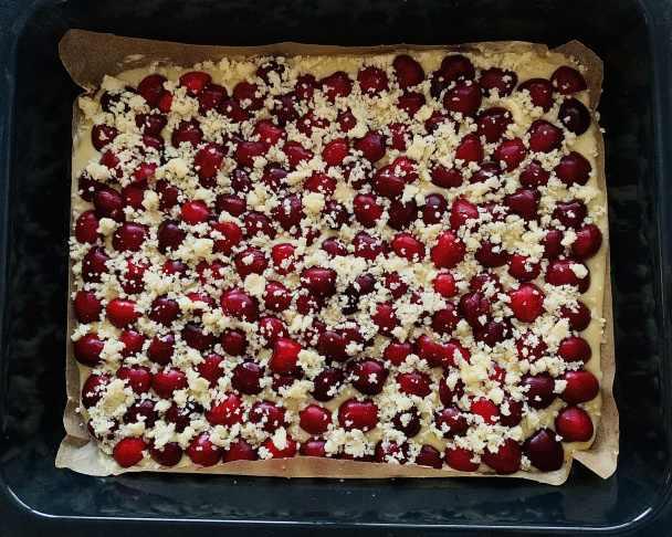 Jednoduchý čerešňový koláč s posýpkou (fotorecept) - obrázok 3