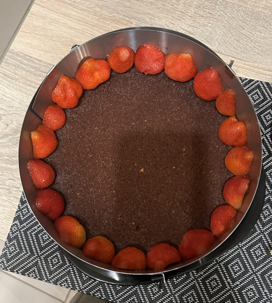 Brownie torta s tvarohovým krémom a jahodami - obrázok 3