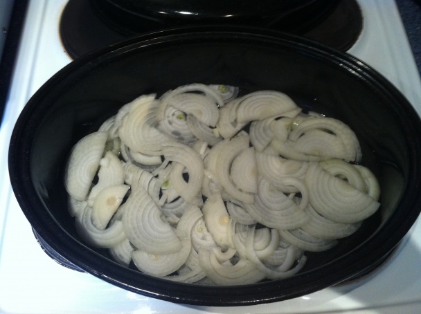 Bravčové rezne na cibulke a šampiňónoch a zapečeným syrom - obrázok 1