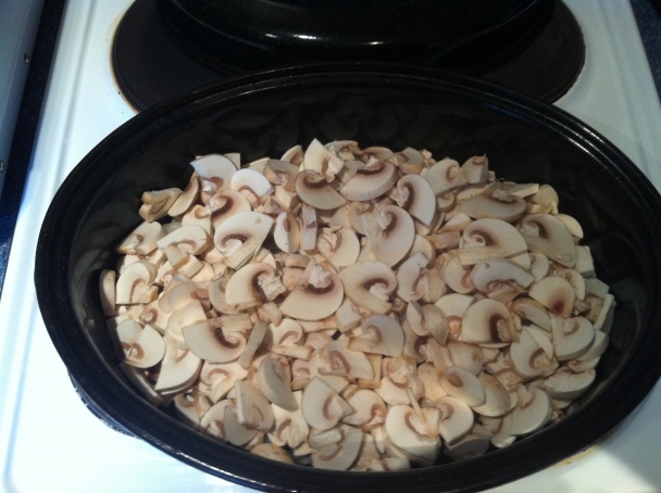 Bravčové rezne na cibulke a šampiňónoch a zapečeným syrom - obrázok 2