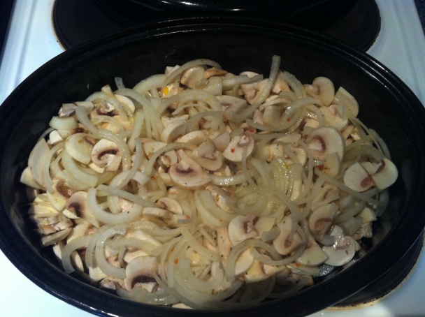 Bravčové rezne na cibulke a šampiňónoch a zapečeným syrom - obrázok 3