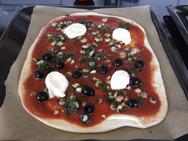 Dve pizze: s krevetami a medvedím cesnakom, so žampiónmi (fotorecept) - obrázok 5