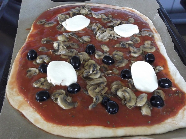 Dve pizze: s krevetami a medvedím cesnakom, so žampiónmi (fotorecept) - obrázok 6
