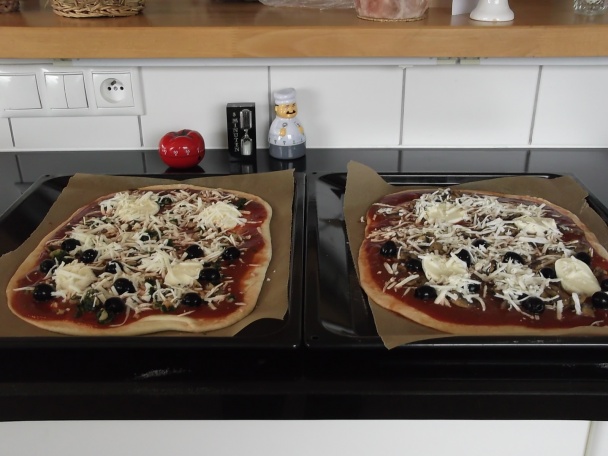 Dve pizze: s krevetami a medvedím cesnakom, so žampiónmi (fotorecept) - obrázok 7