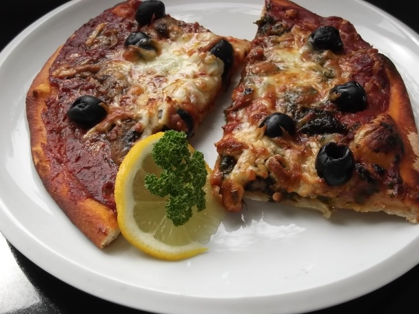 Dve pizze: s krevetami a medvedím cesnakom, so žampiónmi (fotorecept) - obrázok 8
