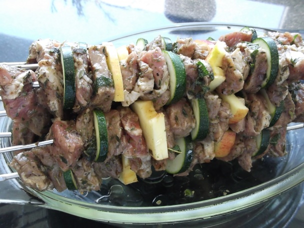 Grilované špízy s jablkom a cuketou - obrázok 2