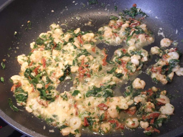 Penne s krevetami, sušenými paradajkami a medvedím cesnakom (fotorecept) - obrázok 3