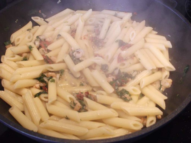 Penne s krevetami, sušenými paradajkami a medvedím cesnakom (fotorecept) - obrázok 4