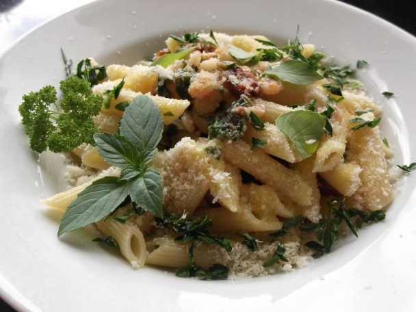 Penne s krevetami, sušenými paradajkami a medvedím cesnakom (fotorecept) - obrázok 5