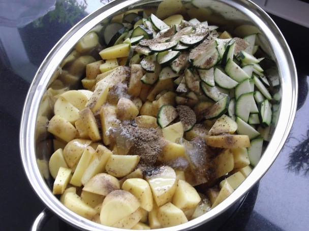 Diabolská krkovička na zemiakovo-cuketovej perinke - eintopf (fotorecept) - obrázok 1