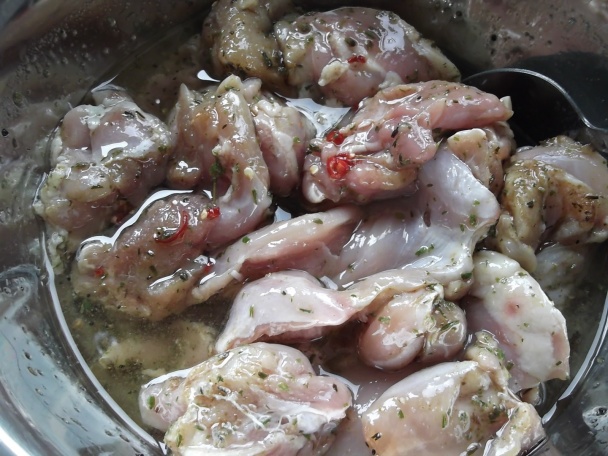 Kuracie stehná so saturejkou a chilli a omáčka trochu nadivoko (fotorecept) - obrázok 1