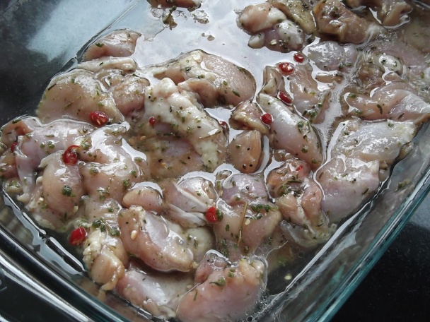 Kuracie stehná so saturejkou a chilli a omáčka trochu nadivoko (fotorecept) - obrázok 2