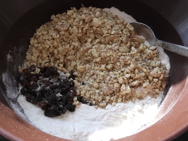 Orechový hrnčekový koláč - obrázok 1