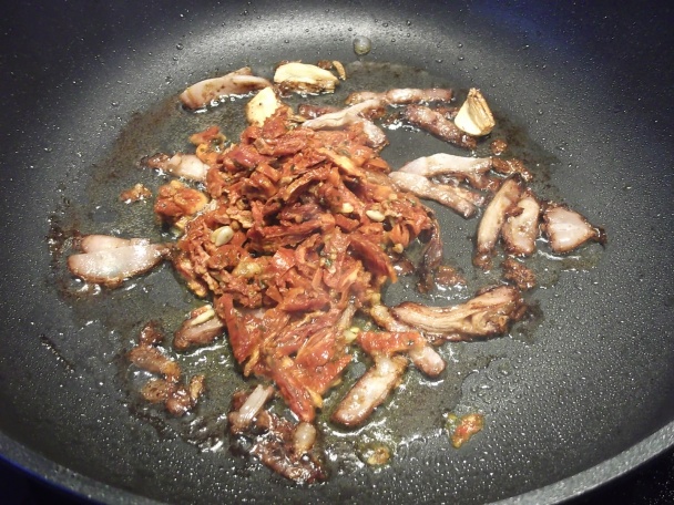 Penne so sušenou šunkou a sušenými paradajkami - obrázok 2