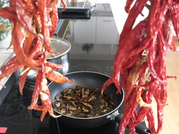 Kuracie stehná s hubovou plnkou a hubovou redukciou (fotorecept) - obrázok 3