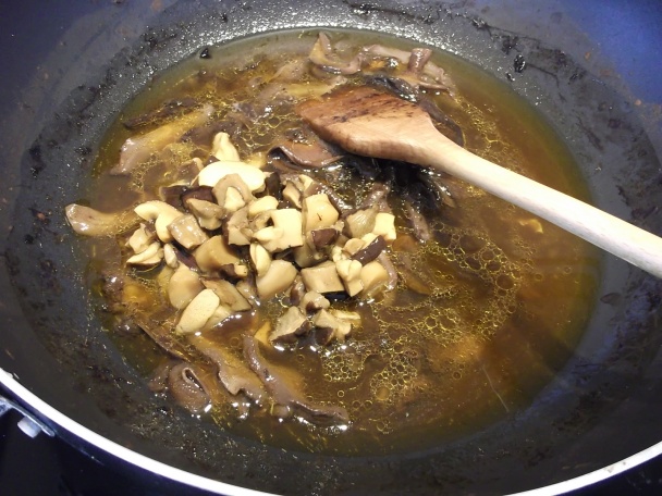 Kuracie stehná s hubovou plnkou a hubovou redukciou (fotorecept) - obrázok 8