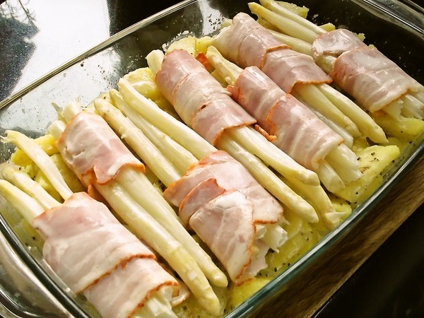 Špargľa v bôčikovom opasku zapečená so zemiakmi - obrázok 2