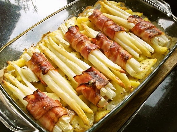 Špargľa v bôčikovom opasku zapečená so zemiakmi - obrázok 3