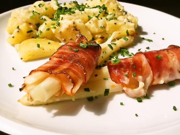 Špargľa v bôčikovom opasku zapečená so zemiakmi - obrázok 4