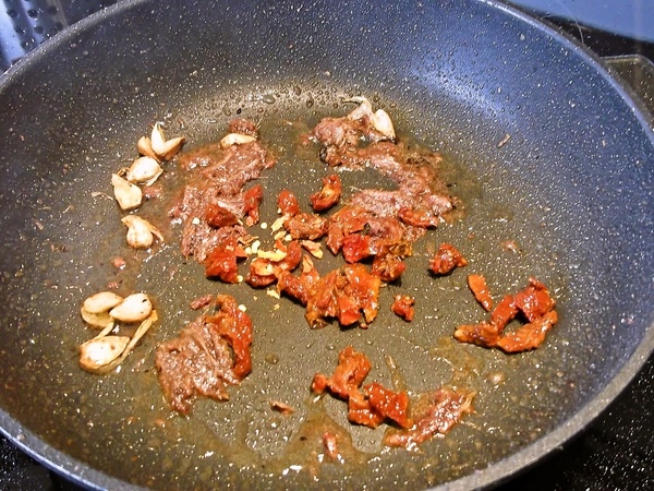 Penne so sardelami, sušenými paradajkami a mozzarellou (fotorecept) - obrázok 2